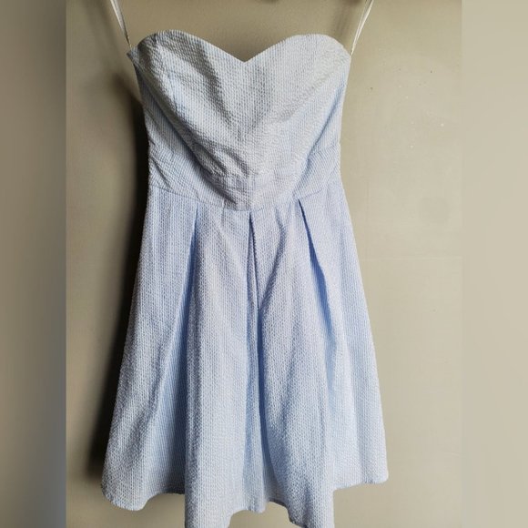 ⭐Host Pick⭐ Lauren James | Blue & White Seersucker Women's dress - Picture 4 of 5